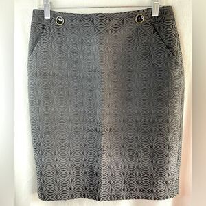 The Limited women’s black jacquard textured pencil skirt. Size 6